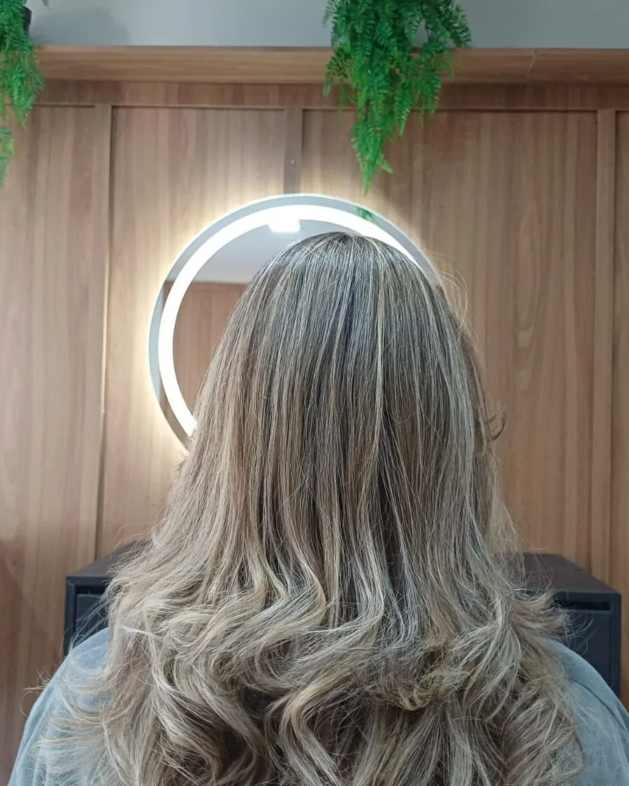 Cabelo loiro ondulado finalizado no salão, visto de costas